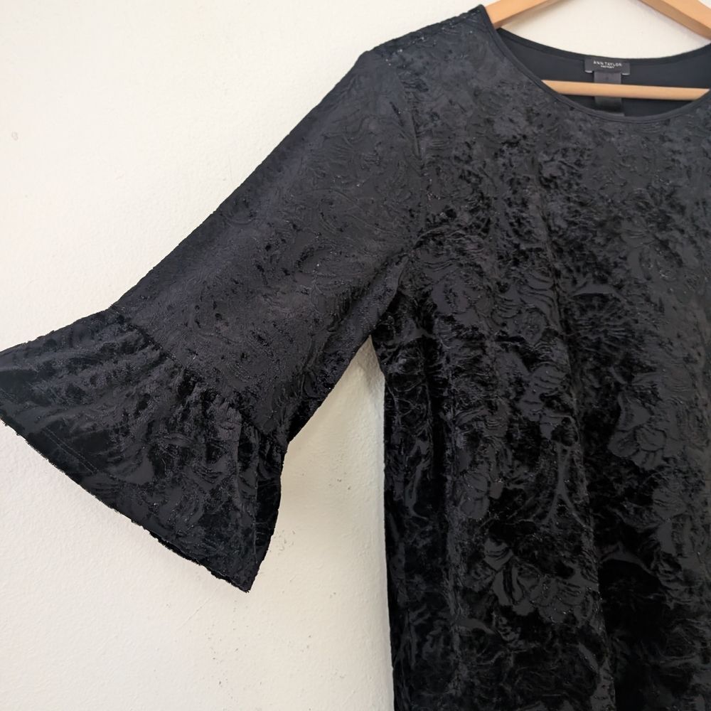 Ann Taylor Factory Velvet Burnout Top Women's Lg Bell Sleeve Black Floral Witchy - Picture 1 of 10